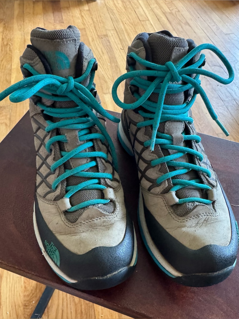 The North Face Woman size 6.5
Gray & Teal Hiking Boots. Good condition